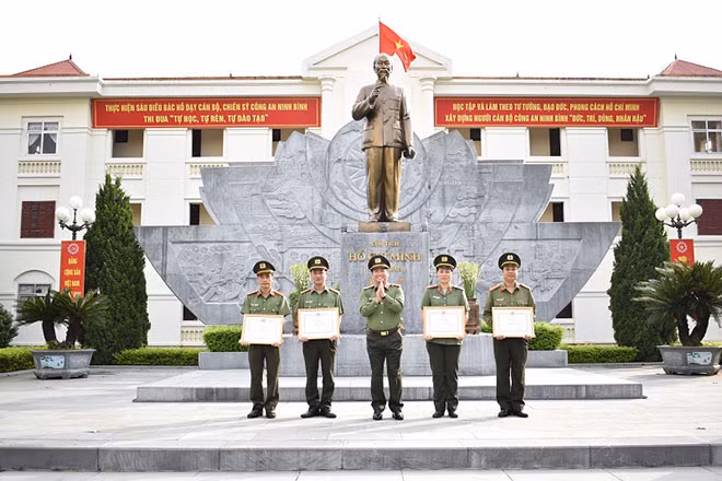 Đại tá Phạm Văn Sơn, Giám đốc Công an tỉnh Ninh Bình trao Bằng khen của Bộ Công an cho các tập thể và cá nhân có thành tích xuất sắc. Đại tá Phạm Văn Sơn, Giám đốc Công an tỉnh Ninh Bình trao Bằng khen của Bộ Công an cho các tập thể và cá nhân có thành tích xuất sắc.