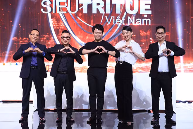 Ban giám khảo và MC "Siêu trí tuệ Việt Nam".