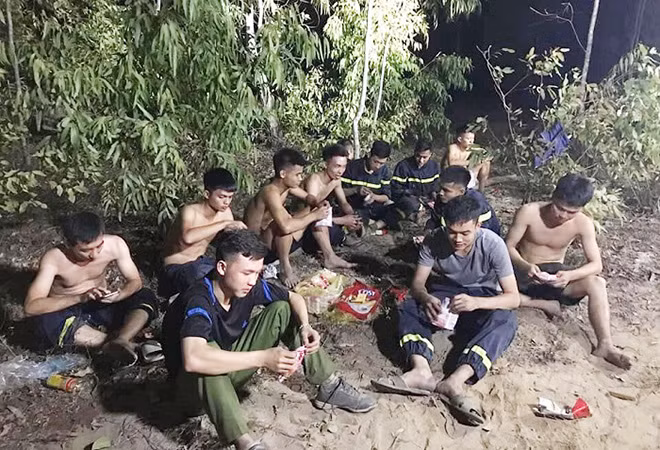 Nhiều cán bộ, chiến sỹ mệt nhoài, thậm chí ngất xỉu vì nhiều giờ liền quăng quật trong đám cháy.