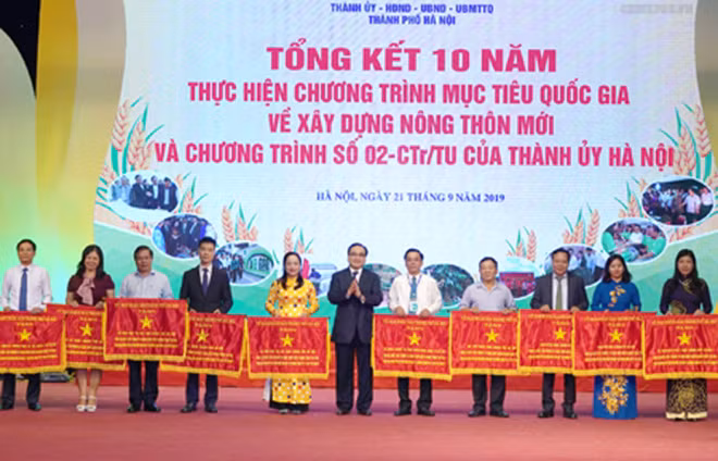 Bí thư Thành ủy Hà Nội trao Cờ Thi đua cho các đơn vị có thành tích xuất sắc trong xây dựng nông thôn mới của Thủ đô. Ảnh: VGP/Quang Hiếu