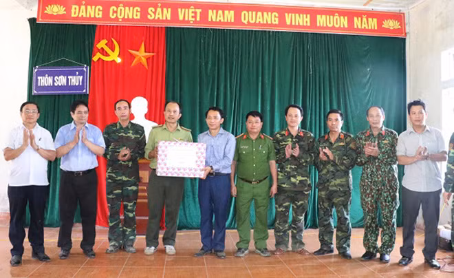 Trưởng Ban tổ chức Trung ương Phạm Minh Chính tặng quà các tập thể cá nhân tham gia chữa cháy.