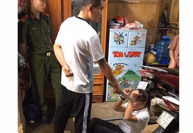 Đối tượng Nghiêm Nguyệt Lôi diễn tả lại hành vi phạm tội. Đối tượng Nghiêm Nguyệt Lôi diễn tả lại hành vi phạm tội.