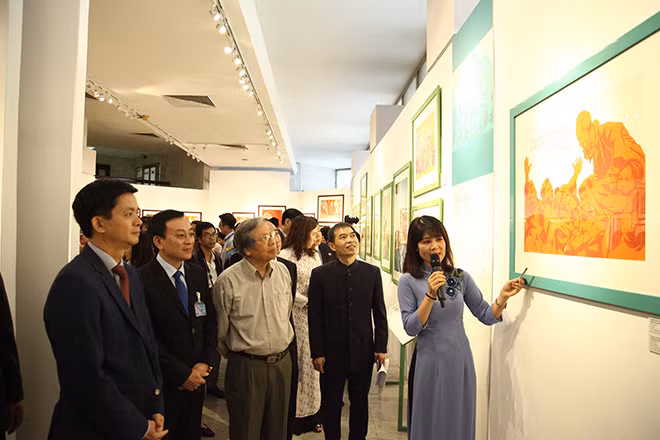 Các đại biểu tham quan trưng bày chuyên đề “Chân dung Hồ Chí Minh – Góc nhìn từ tranh cổ động (1969 – 2011)”. Các đại biểu tham quan trưng bày chuyên đề “Chân dung Hồ Chí Minh – Góc nhìn từ tranh cổ động (1969 – 2011)”.