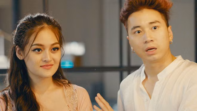 Diễn viên Thùy Anh (vai Trinh, bên trái) và Karik (vai Đăng DJ) trong một cảnh quay của phim "Người lạ ơi" ra rạp hôm 13-9 vừa qua.