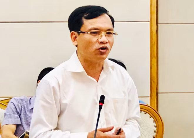 Ông Mai Văn Trinh, Cục trưởng Cục quản lý chất lượng báo cáo đề xuất phương án đổi mới thi THPT quốc gia tại cuộc họp.
