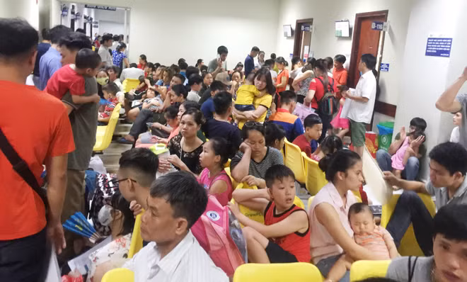 Thu phí người nuôi bệnh gặp phải phản ứng của người dân. Ảnh minh họa