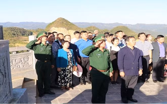 Đoàn công tác của EVNNPC thực hiện nghi lễ chào cờ tại Cột cờ Lũng Cú. Đoàn công tác của EVNNPC thực hiện nghi lễ chào cờ tại Cột cờ Lũng Cú.