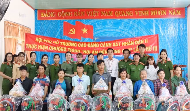 Trường Cao đẳng CSND II trao quà cho người nghèo.