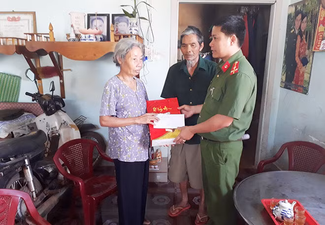 Thượng úy Nguyễn Đình Hiển tặng quà gia đình thương binh, liệt sỹ ở xã Quảng Sơn, huyện Đắk Glong.