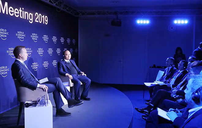 Thủ tướng đối thoại với Chủ tịch WEF Borge Brende về chủ đề “Việt Nam và Thế giới” Ảnh: TTXVN Thủ tướng đối thoại với Chủ tịch WEF Borge Brende về chủ đề “Việt Nam và Thế giới” Ảnh: TTXVN