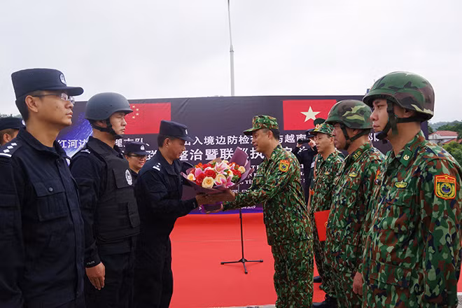Chỉ huy tuần tra hai bên gặp gỡ trao đổi trên vạch phân định đường biên giới. Chỉ huy tuần tra hai bên gặp gỡ trao đổi trên vạch phân định đường biên giới.