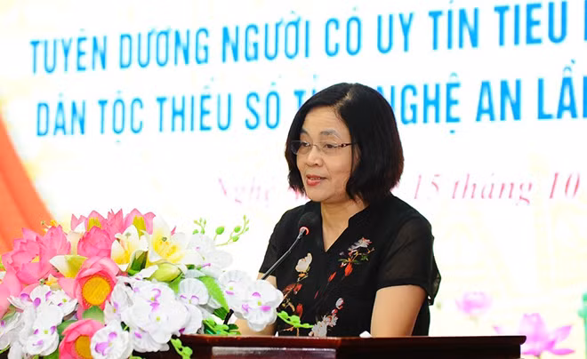 Đồng chí Nguyễn Thị Tư - Vụ trưởng Vụ Dân tộc thiểu số, Ủy ban Dân tộc phát biểu tại hội nghị