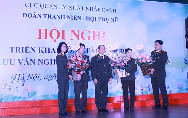 Trung tướng Bùi Mậu Quân, tặng hoa chúc mừng phụ nữ.