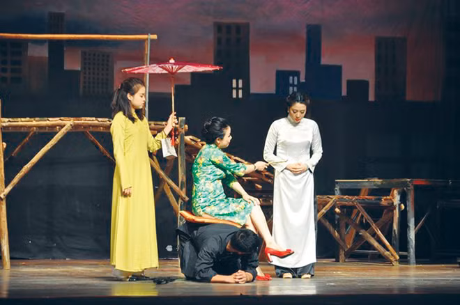 Cảnh trong vở “Gặp lại người đã chết” của Đoàn Kịch CAND trong năm 2018. Cảnh trong vở “Gặp lại người đã chết” của Đoàn Kịch CAND trong năm 2018.