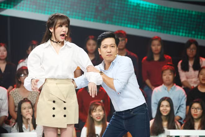 Hari won (bên trái) liên tục khiến khán giả bật cười vì những câu nói ngô nghê, sai ngữ pháp nghiêm trọng.