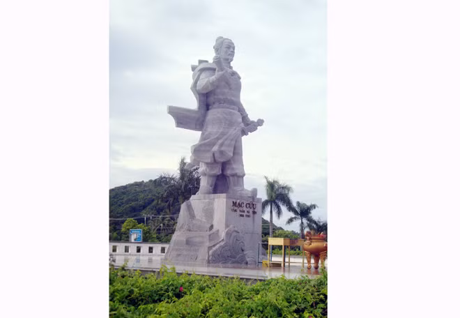 Tượng đài Tổng Trấn Hà Tiên Mạc Cửu (1655-1735).