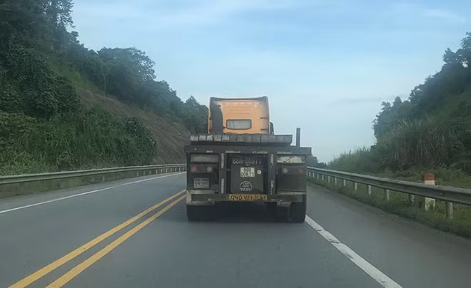 Xe container vi phạm.