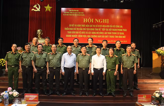 Thứ trưởng Nguyễn Văn Sơn, đồng chí Nguyễn Văn Trì va cac dai bieu tai Hội nghị