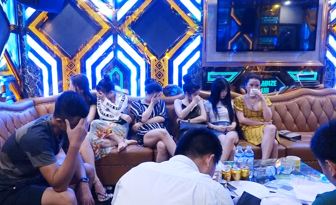 Gần 40 khách hát và nhân viên tại thời điểm kiểm tra Cơ sở karaoke Thiên Đường II (TDP 2, phường Đồng Phú, TP. Đồng Hới) dương tính với ma túy.
