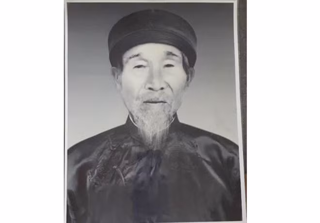 Di ảnh đồng chí Hùng Khánh (nguyên Bí thư chi bộ xã Đình Tổ), người cùng đồng chí Tô Quyền (nguyên công an tỉnh Bắc Ninh) và ông Nguyễn Văn Hậu (nguyên công an xã Đình Tổ) đón và đưa Đại tướng Văn Tiến Dũng qua bến đò Bút Tháp - Dền (Sông Đuống) năm 1949.