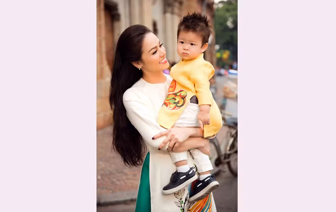 Nhật Kim Anh và con trai.