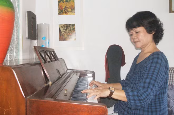 Ca sĩ Diệu Lý - vợ cố nhạc sĩ Phạm Thế Mỹ tại nhà riêng. Ca sĩ Diệu Lý - vợ cố nhạc sĩ Phạm Thế Mỹ tại nhà riêng.