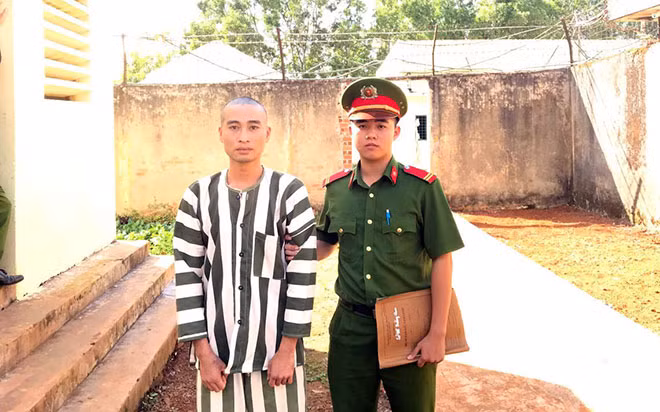 Đối tượng Phạm Văn Tư tại Công an huyện Đắk Song.