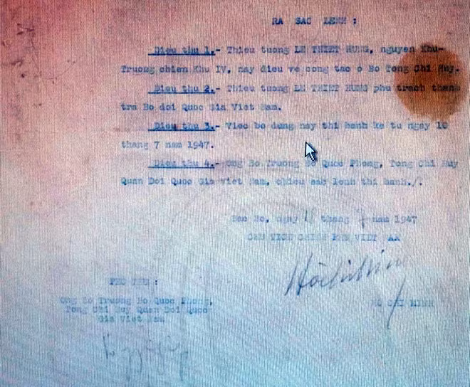 Sắc lệnh năm 1947 của Chủ tịch Hồ Chí Minh, điều Thiếu tướng Lê Thiết Hùng về công tác ở Bộ Tổng chỉ huy (Tư liệu Kiều Mai Sơn chụp).