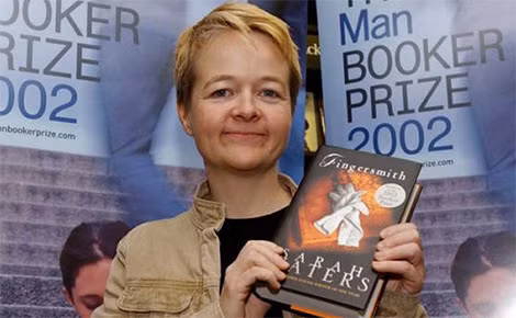 Nhà văn Sarah Waters với cuốn tiểu thuyết “Fingersmith” của bà.