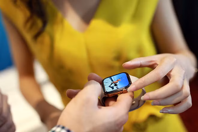 Từ nay Apple Watch bản LTE được tích hợp eSIM và đồng bộ số điện thoại cá nhân với iPhone.