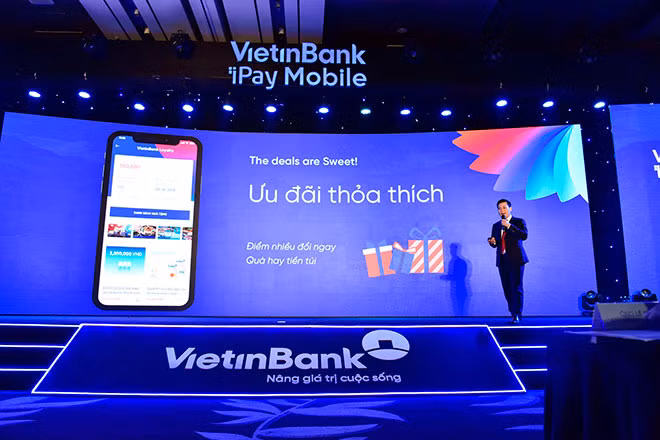 Phó Tổng Giám đốc VietinBank Trần Công Quỳnh Lân thuyết trình về iPay 5.0. Phó Tổng Giám đốc VietinBank Trần Công Quỳnh Lân thuyết trình về iPay 5.0.