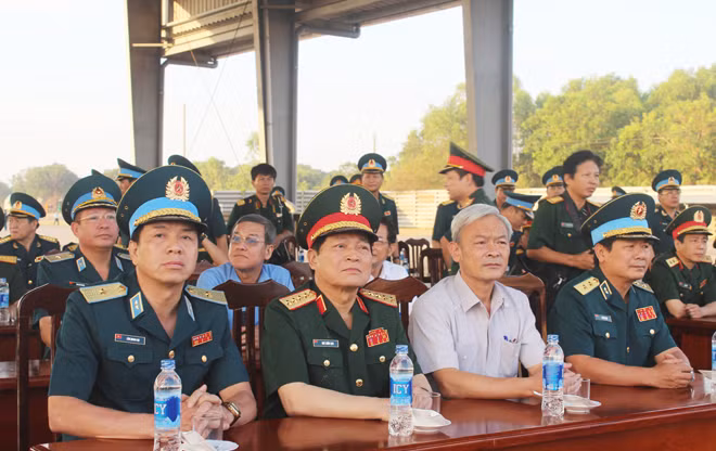 Đại tướng Ngô Xuân Lịch , thăm và kiểm tra công tác xử lý chất độc dioxin tại Sân bay Biên Hòa.