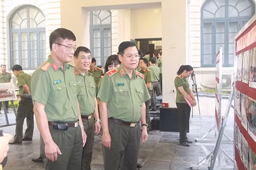Khắc ghi lời Bác, vì nhân dân phục vụ ảnh 2