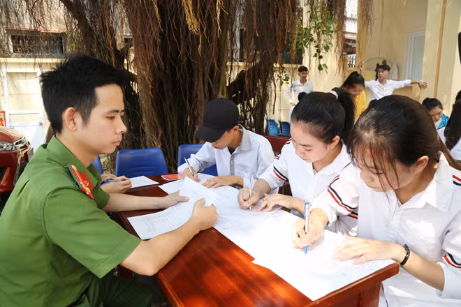 Công an huyện Vĩnh Tường cấp thẻ căn cước công dân cho học sinh. Công an huyện Vĩnh Tường cấp thẻ căn cước công dân cho học sinh.