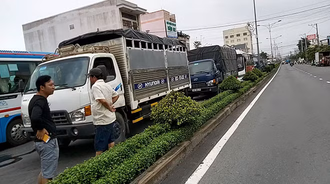 Phương tiện ùn ứ kéo dài 2 bên đầu cầu Rạch Miễu.
