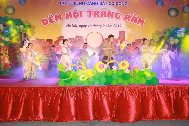 Biểu diễn văn nghệ trong đêm hội Trung thu.