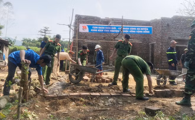 Chi đoàn Công an huyện Hải Hà phối hợp với Cụm đoàn biên giới xây dựng nhà tình nghĩa.
