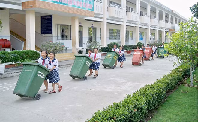 Nền tảng văn hóa đạo đức phải được rèn dạy từ nhỏ. Trong ảnh: Các học sinh ở một trường tiểu học đang thực hành môn Giáo dục công dân.