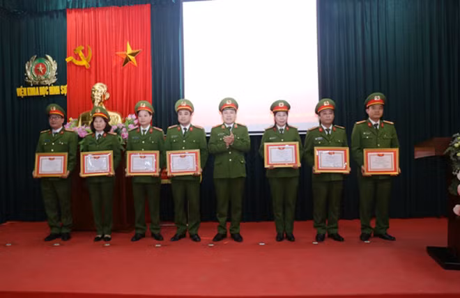 Thiếu tướng Lê Danh Cường, Viện trưởng Viện Khoa học hình sự trao danh hiệu Đơn vị Quyết thắng cho các đơn vị.