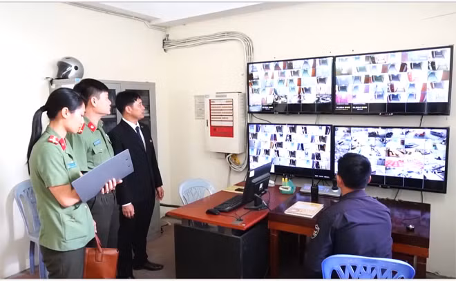 Đại úy Lê Hồng Nhung thường xuyên kiểm tra tình hình ANTT tại khách sạn mình phụ trách.