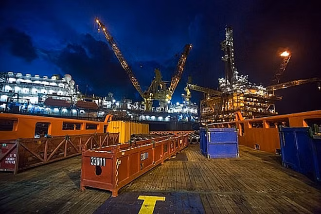 Giàn PV DRILLING V trên mỏ Hải Thạch về đêm.