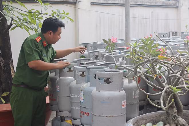 Bình gas, vỏ bình gas bị thu giữ.