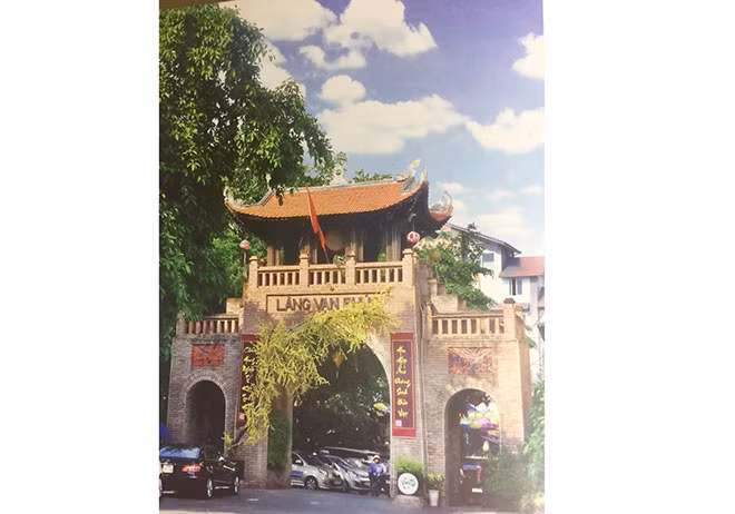 Tác phẩm “Cổng làng Vạn Phúc” của tác giả Nguyễn Địch Long. Tác phẩm “Cổng làng Vạn Phúc” của tác giả Nguyễn Địch Long.