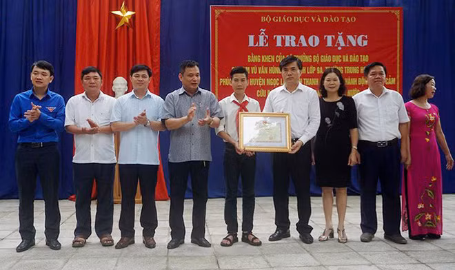 Đại diện Bộ GD&ĐT tặng Bằng khen của Bộ trưởng cho học sinh Vũ Văn Hùng