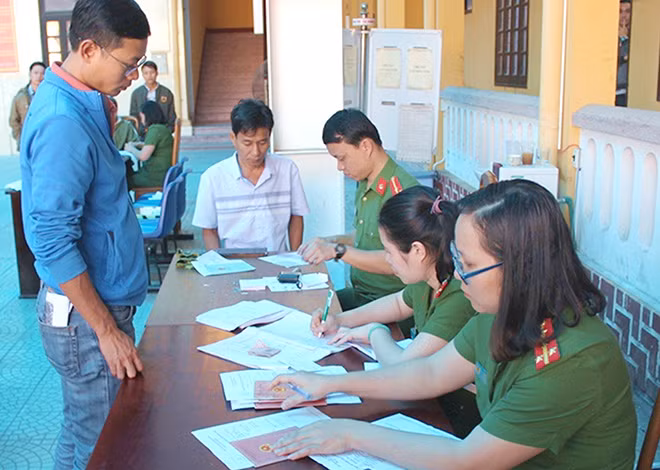 Cán bộ chiến sĩ Phòng Cảnh sát QLHC về TTXH Công an tỉnh Thừa Thiên - Huế hướng dẫn người dân kê khai phiếu thông tin dân cư.