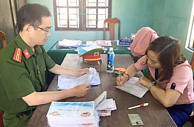Cơ quan Công an lấy lời khai đối tượng bán hàng lừa đảo. Cơ quan Công an lấy lời khai đối tượng bán hàng lừa đảo.