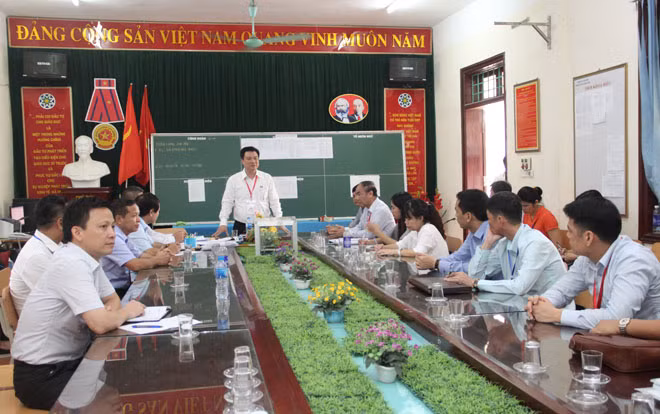 Thứ trưởng Nguyễn Hữu Độ làm việc với Hội đồng thi đặt tại Trường THPT Lương Sơn (Hòa Bình)