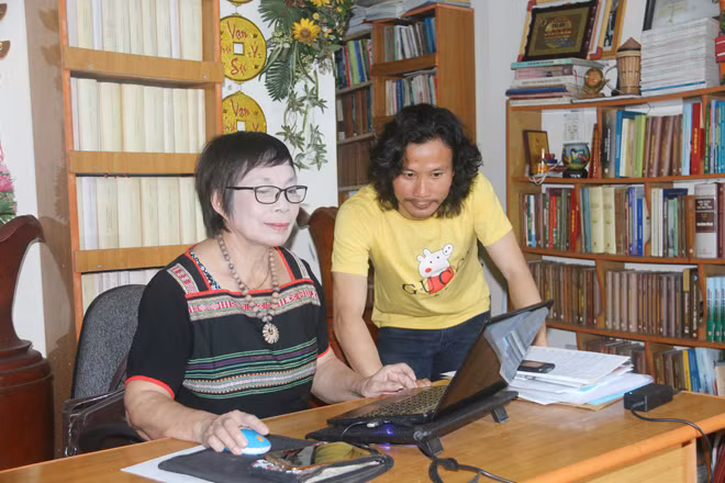 Nhà Tây Nguyên học Linh Nga Niê Kdam (bên trái) chia sẻ cùng tác giả về văn hóa Tây Nguyên.