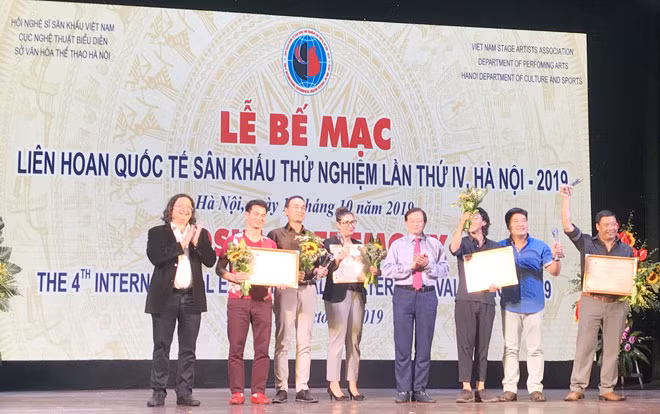Ban tổ chức trao 4 Huy chương Vàng cho vở diễn, trong đó có 3 vở của Việt Nam.