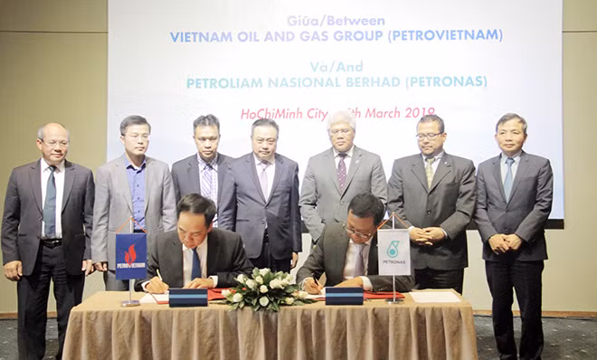 Đại diện lãnh đạo Petrovietnam và Petronas ký Thỏa thuận khung dưới sự chứng kiến của lãnh đạo 2 phía.